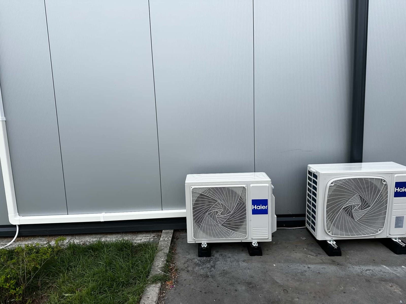Dwie jednostki zewnętrzne Haier przy hali